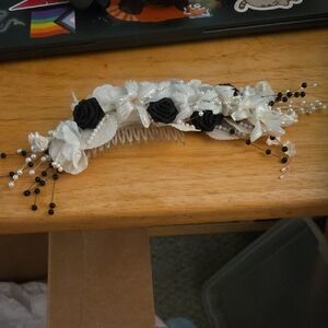 Elegant Black and White Floral Hair Comb